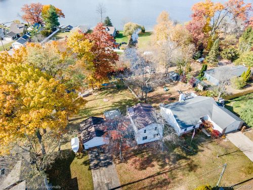 1290 Bablon Dr, White Lake, MI, 48386-3900 | Card Image