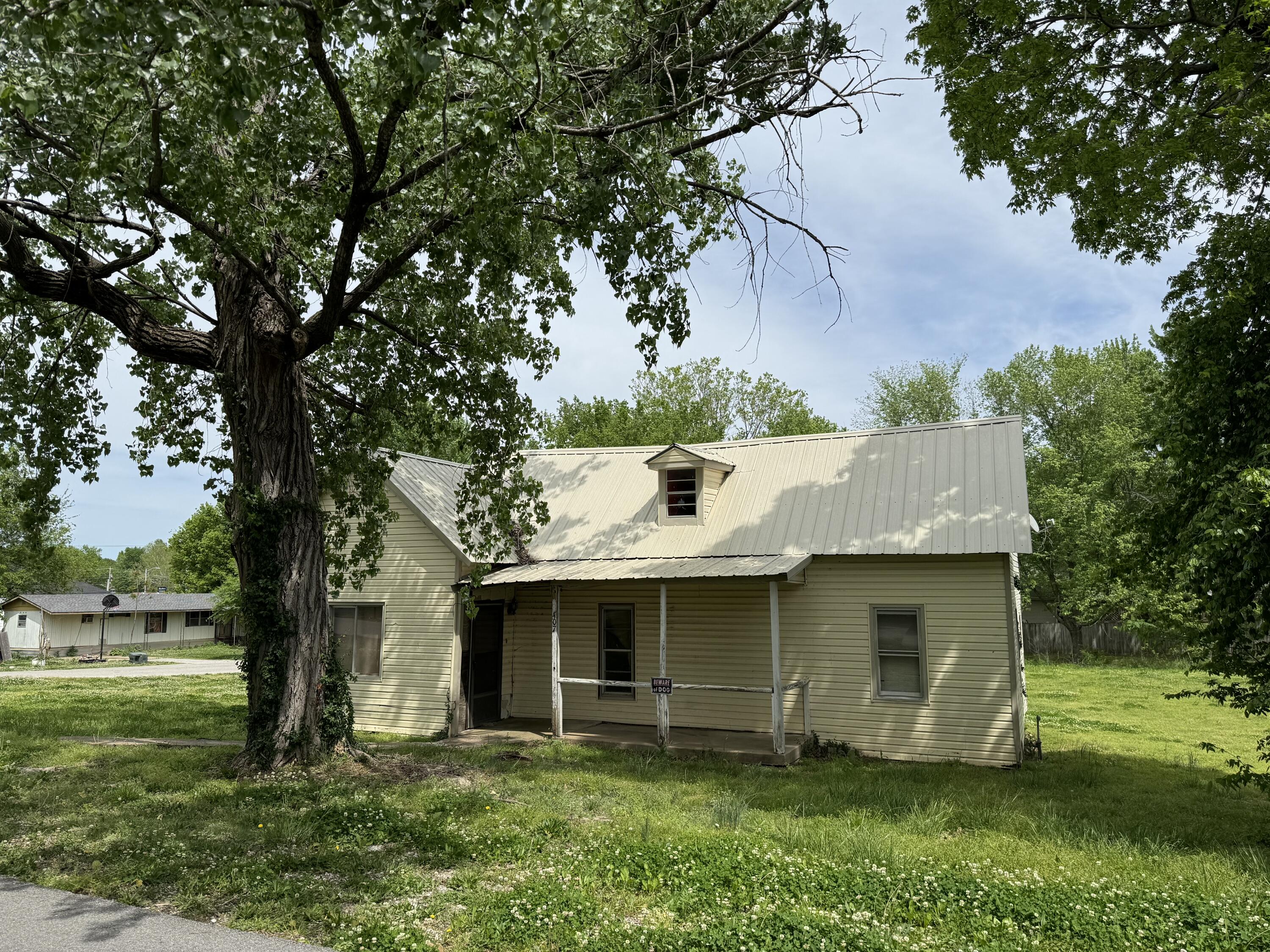 Hazel St, Grove, OK 74344