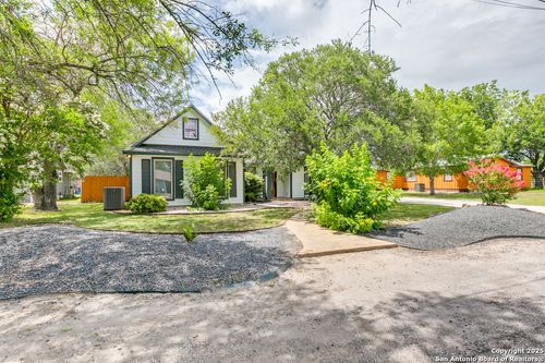 605 Houston St, Castroville, TX, 78009-4350 | Card Image
