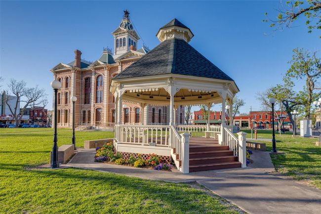 213 Nicholas Dr, House other with 3 bedrooms, 2 bathrooms and 2 parking in Wharton TX | Image 16