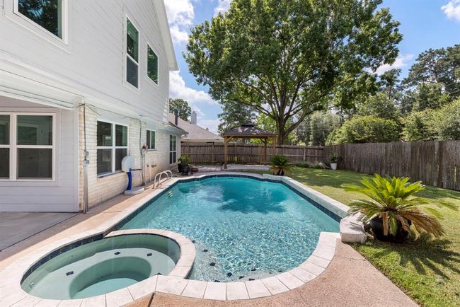 Sparkling pool and spa perfect for summer fun! | Image 25