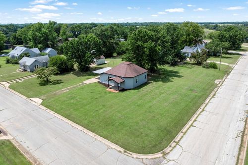 121 N Osage St, Argonia, KS, 67004-8823 | Card Image