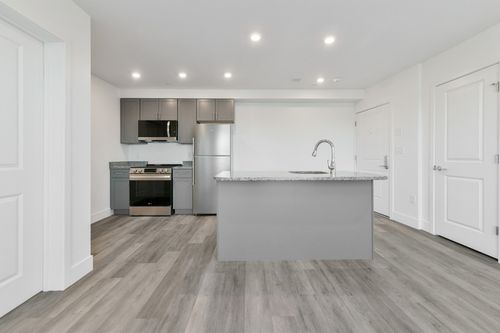 618-585 Essex St, Lynn, MA, 01901-1057 | Card Image