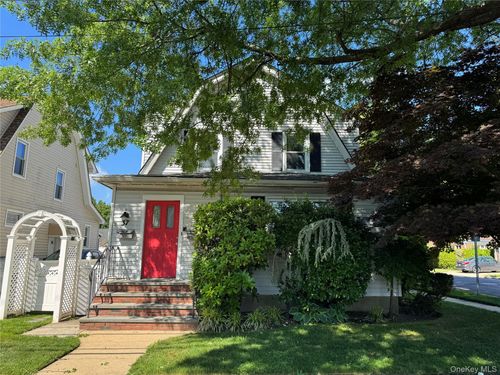 37 Ingraham Ln, New Hyde Park, NY, 11040-4237 | Card Image