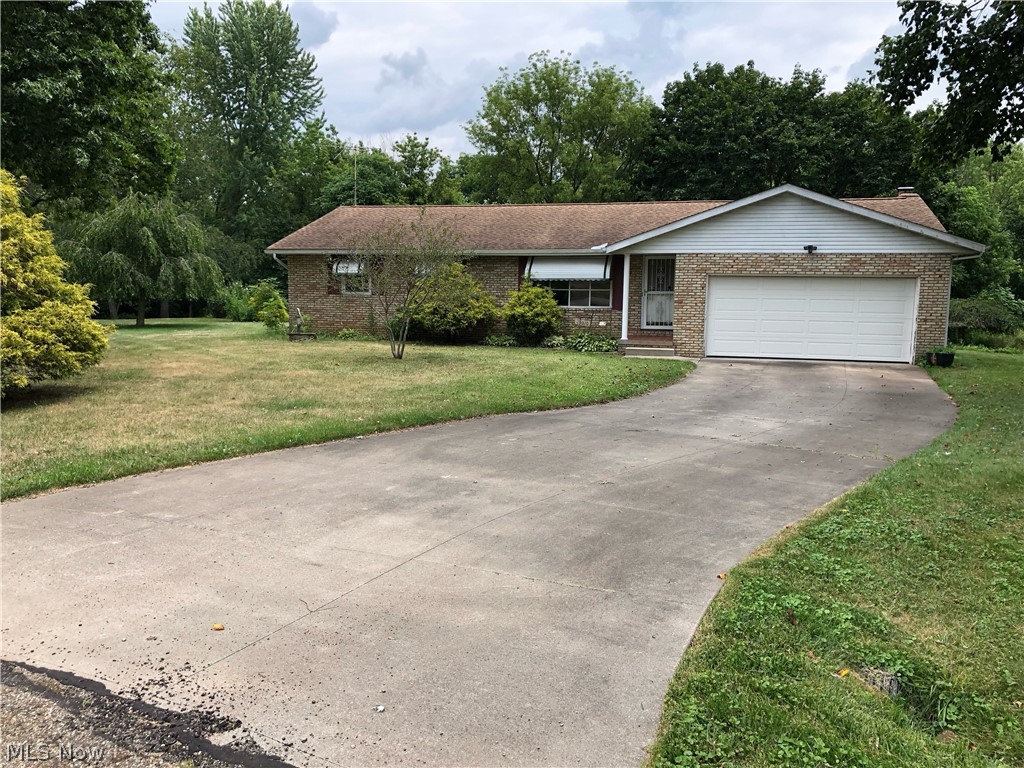 Jamestown Ave, Uniontown, OH 44685