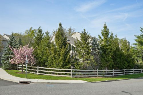 2 Devon Ct, Nanuet, NY, 10954-3817 | Card Image
