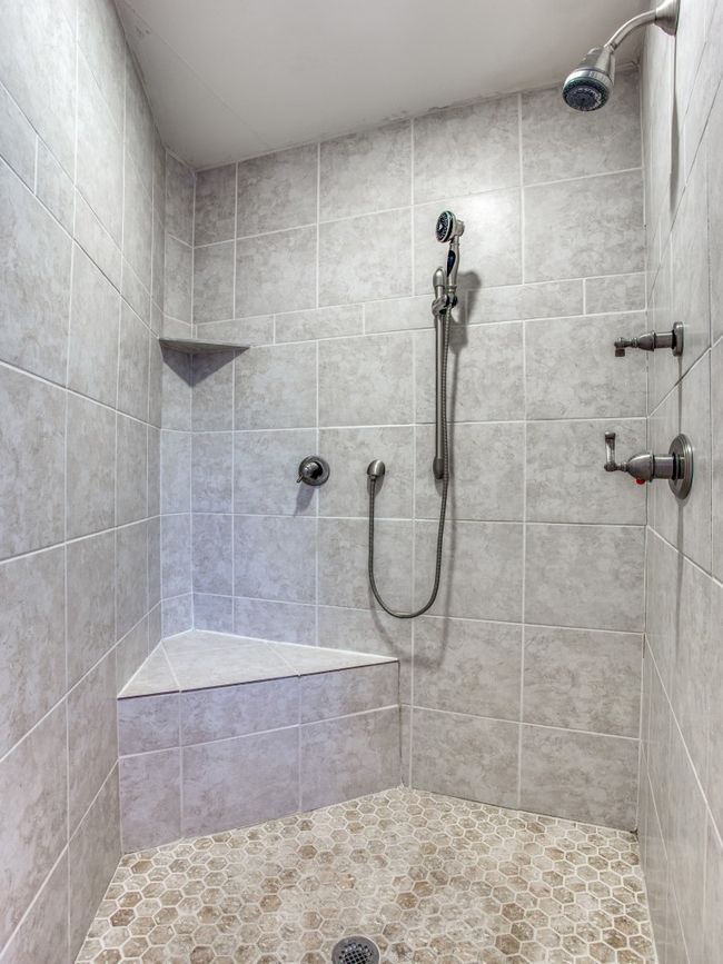 Bathroom with tiled shower | Image 20
