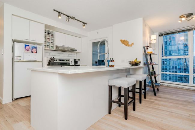 1708 - 111 W Georgia Street, Condo with 2 bedrooms, 2 bathrooms and 1 parking in Vancouver BC | Image 3