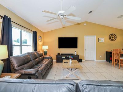 2046 15th Avenue Sw, House other with 2 bedrooms, 2 bathrooms and null parking in Vero Beach FL | Image 3