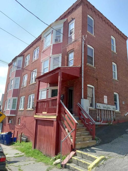 121 Lounsbury St, Waterbury, CT, 06706-1751 | Card Image