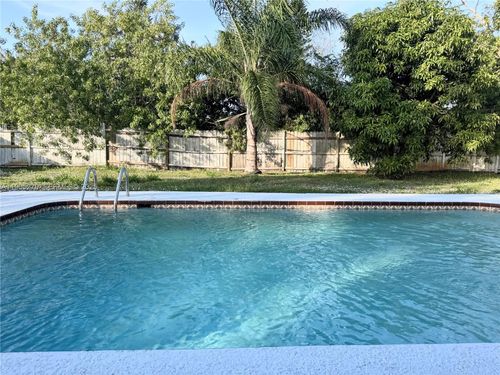 121 Ne Prima Vista Blvd, Port St. Lucie, FL, 34983-8462 | Card Image