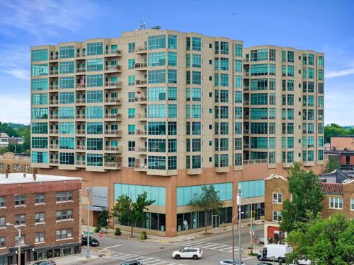 1112-1550 E Royall Place, Milwaukee, WI, 53202 | Card Image