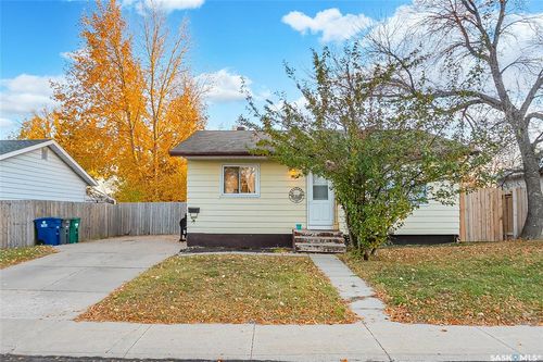 35 Bernard Cres, Saskatoon, SK, S7L5L6 | Card Image