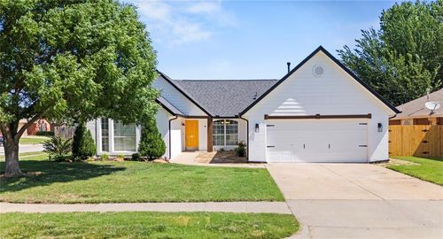 2401 Knollwood St, Norman, OK, 73071-1723 | Card Image