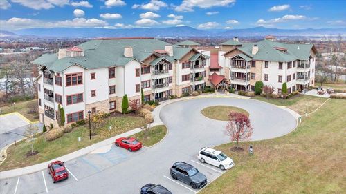 5460 The Peaks Dr, Roanoke, VA, 24018-1104 | Card Image