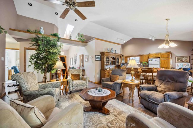 35 Frances Dr, House other with 6 bedrooms, 3 bathrooms and 4 parking in Forest ON | Image 6