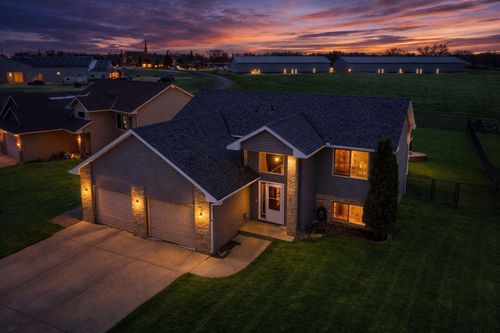 818 Cologne Ln, Waverly, MN, 55390-5429 | Card Image