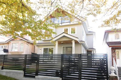 3224 E 27 Th Ave, Home with 3 bedrooms, 2 bathrooms and 1 parking in Vancouver BC | Image 1