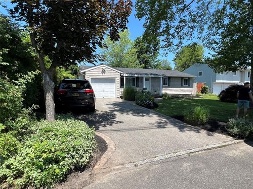 28 Lenox Ave, Central Islip, NY, 11722-2414 | Card Image