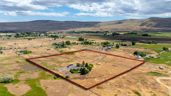 97010 W Good Rd, Home with 3 bedrooms, 3 bathrooms and null parking in Prosser WA | Image 8
