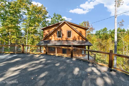 2876 Pine Haven Dr, Sevierville, TN, 37862-7537 | Card Image