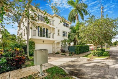 1600 Ne 9th Street, Townhouse with 3 bedrooms, 2 bathrooms and null parking in Fort Lauderdale FL | Image 2