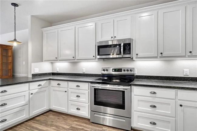 Kitchen Stove Area | Image 7