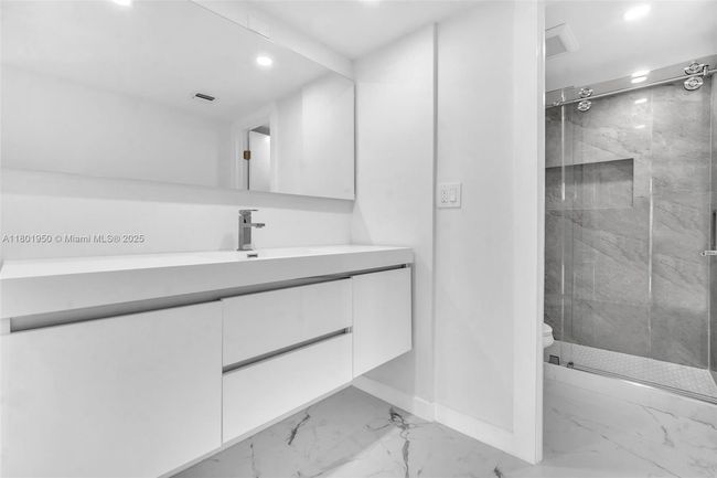 APT-1108 - 20335 W Country Club Dr, Condo with 2 bedrooms, 2 bathrooms and null parking in Aventura FL | Image 11