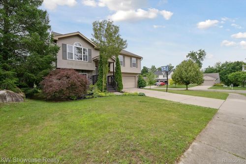 2738 Birchwood Dr, Waterford Twp, MI, 48329-3489 | Card Image