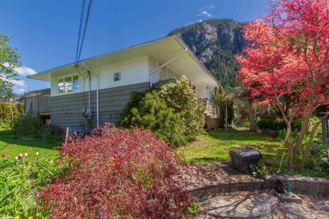 2020 Maple Drive, House other with 3 bedrooms, 3 bathrooms and 5 parking in Squamish BC | Image 25