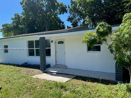 122 Harvard Rd, West Park, FL, 33023-6168 | Card Image