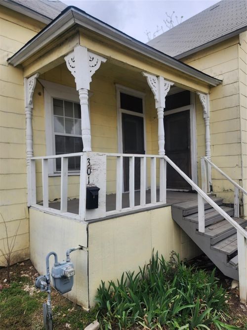 301 N Hampton St, Fort Worth, TX, 76102-2434 | Card Image