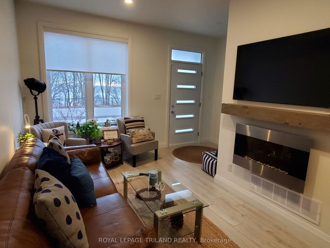 385 Front St, House other with 2 bedrooms, 3 bathrooms and 4 parking in Port Stanley ON | Image 4