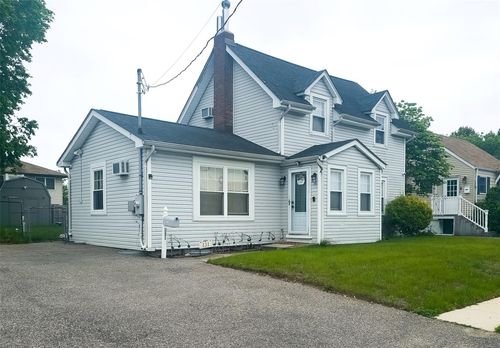 131 E Alhambra Ave, Lindenhurst, NY, 11757-6503 | Card Image