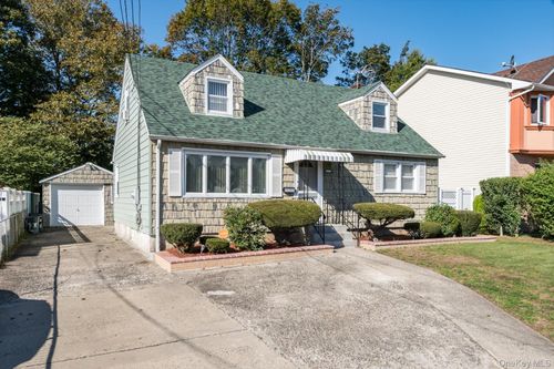 472 Emerson St, Uniondale, NY, 11553-2302 | Card Image