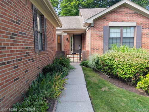 7094 Danbrooke, West Bloomfield, MI, 48322-2951 | Card Image