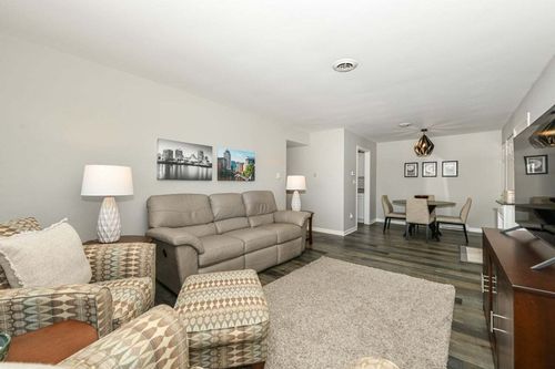 6464 S Whitnall Edge Rd, Franklin, WI, 53132-2824 | Card Image