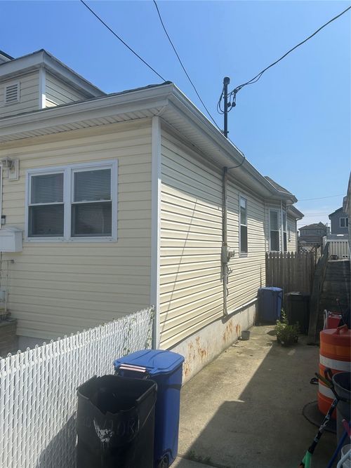 20 W 10th Rd, Broad Channel, NY, 11693-1114 | Card Image