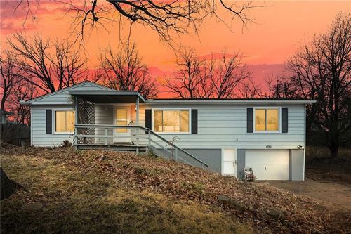 5615 Barnes Ave, Kansas City, MO, 64119-3736 | Card Image