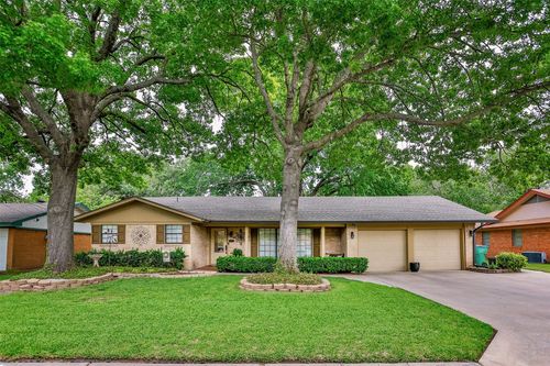 415 Rosedale Dr, Gainesville, TX, 76240-4504 | Card Image