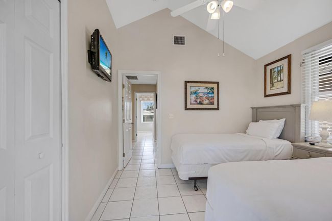 Comfortably accomodates twin beds | Image 41