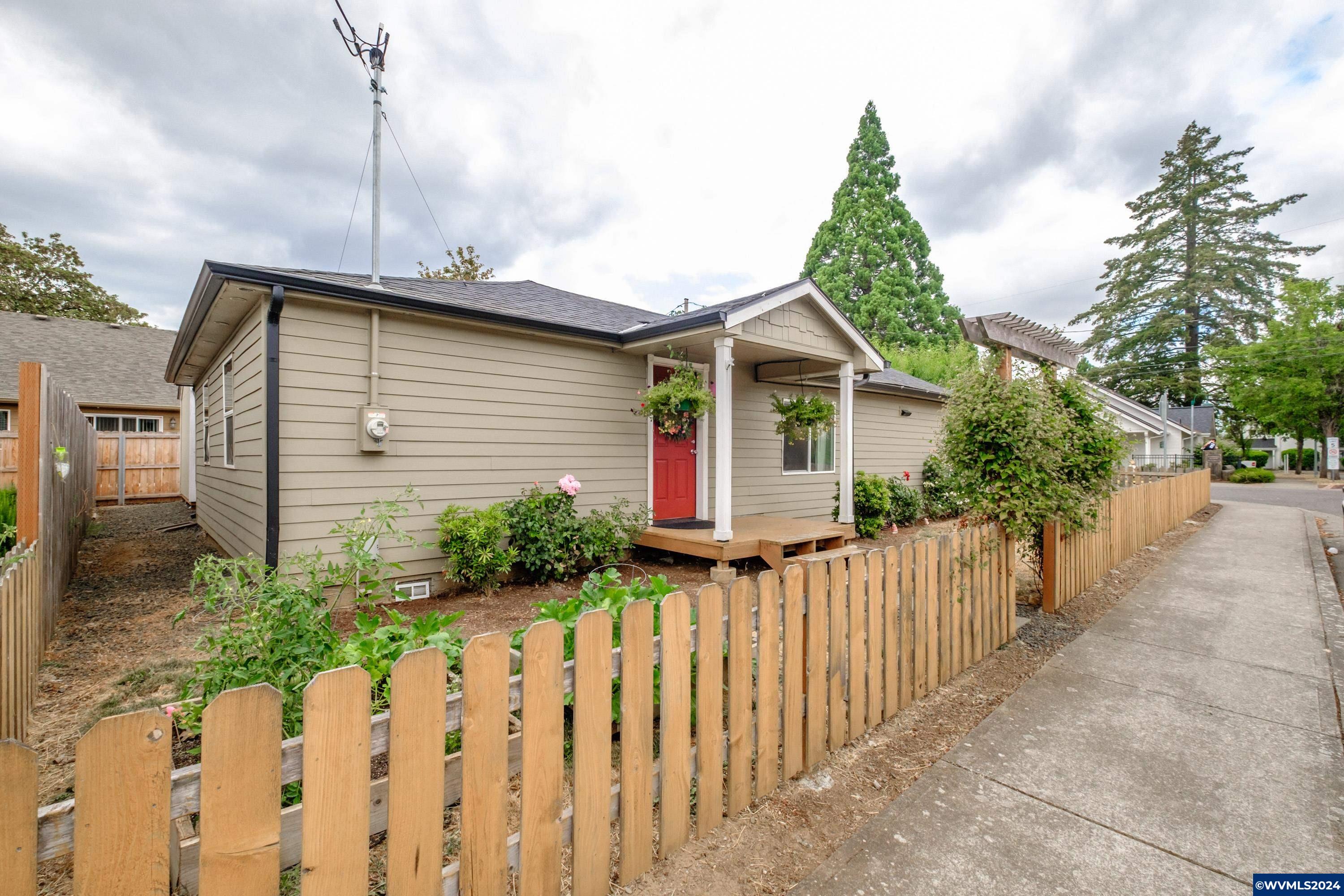 Davis St, Dallas, OR 97338