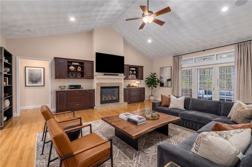 136 Rome Ct, Cranston, RI, 02921-2132 | Card Image