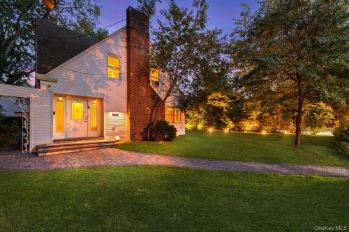 19 Gilchrest Rd, Great Neck, NY, 11021-1404 | Card Image
