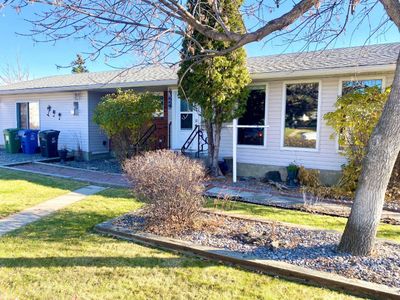 5330 57 Ave, House detached with 4 bedrooms, 2 bathrooms and 4 parking in Rocky Mountain House AB | Image 1