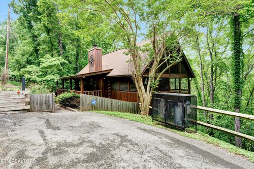 1748 Ridgecrest Dr, Sevierville, TN, 37876-7404 | Card Image