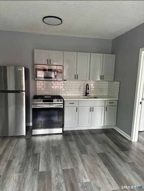 b2-881 Broad St, Hartford, CT, 06106-2403 | Card Image