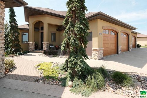 1073 Teres View Dr, Sioux Center, IA, 51250-2604 | Card Image