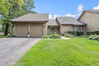 29615 Nova Woods Drive, Condo with 2 bedrooms, 2 bathrooms and null parking in Farmington Hills MI | Image 1