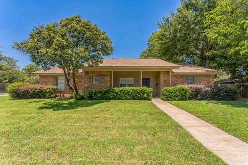 7301 Laurie Dr, Fort Worth, TX, 76112-4323 | Card Image